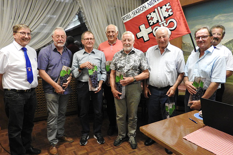Foto: Ziegler Max, Rütli GV 50 Jahr Jubilare Ruedi Odermatt und Josef Berlinger Kniendschiessen im Coronajahr